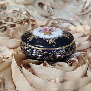 Limoges Castel lidded Trinket Box made in France 22k gold Coquette